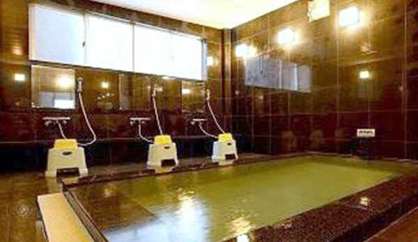 ・＜男湯＞草津温泉のお湯「湯畑源泉」かけ流し。天然温泉を堪能いただけます