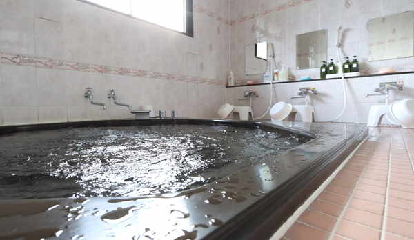 貸切風呂としてご利用いただける大きい浴槽のお風呂です。 (通常は女風呂)