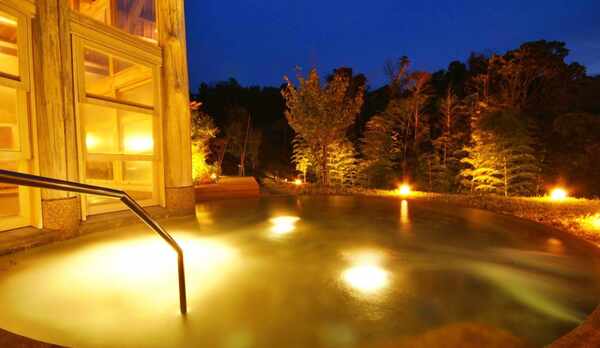 開放感のある大きな露天風呂が特徴の山の温泉【香具夜】