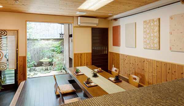 ・1階リビング　京町屋ならではの通り庭のある広々した空間。