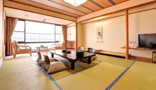 *本館和室（客室一例）/全室オーシャンビュー。都会の喧騒から離れゆっくり流れる島時間を堪能下さい。