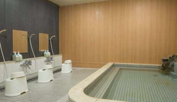 ▼【大浴場】天然の光明石を使用した人工温泉。やわらか湯ざわりとポカポカ感をお楽しみください。