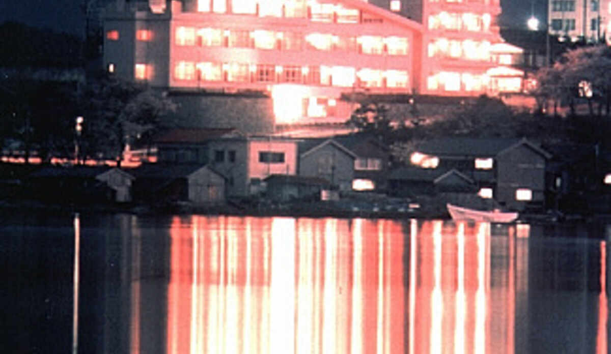 加茂湖とホテル全景（夜）