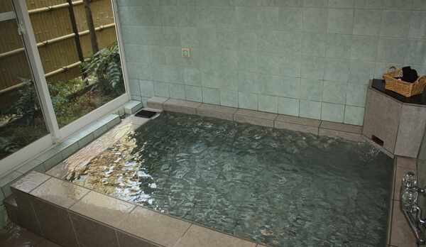 かけ流し天然温泉を貸切でお楽しみください