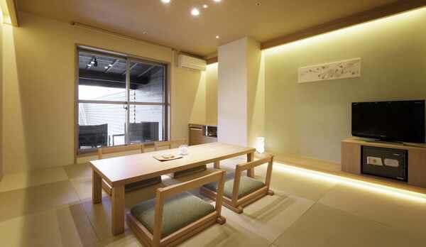 『春霞-しゅんか-』和室は琉球畳。茶托に南部鉄器やBALMUDAのポットなど小物もオシャレに