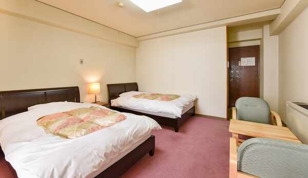*和洋室/ベッドでゆっくり休んで、お疲れを癒してください。