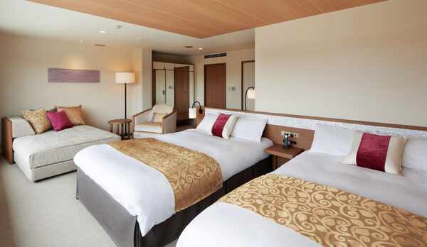 【プレミアデラックスルーム】コーヒーメーカーやナイトスチーマーも完備した8室限定の特別客室です。