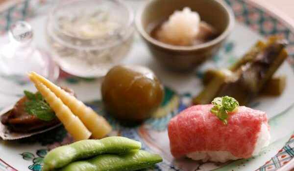 ⑦季節の八寸盛り：飛騨牛のにぎりをはじめ、季節の味をお楽しみください（一例）