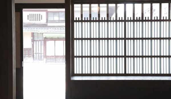 １階土間の出格子