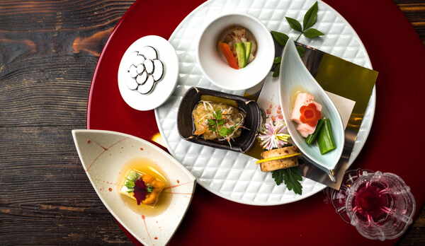 【夕食一例】四季の素材を大切にした、贅沢な味わいをお楽しみください。