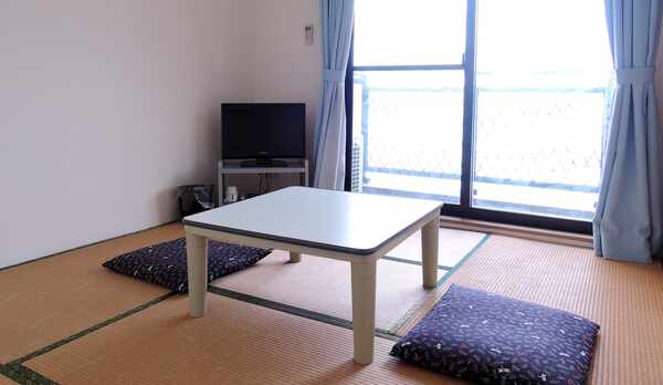 *和室６畳一例／お一人様でも泊まれるコンパクトなお部屋。窓の外には青い海を一望♪