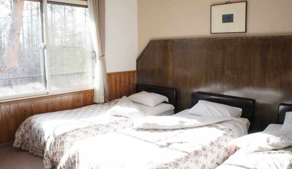 ・＜バス付トリプルルーム＞ベッドは横並びにも配置できます。仲間同士で楽しいひとときを