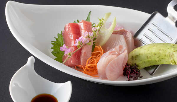 鮮度抜群のお刺身をおろしたての本山葵でいただく贅沢。