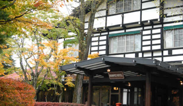 ホテル外観・秋