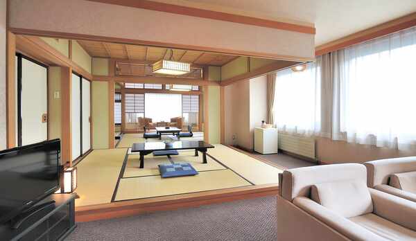 和室10畳+6畳+リビング・バストイレ付