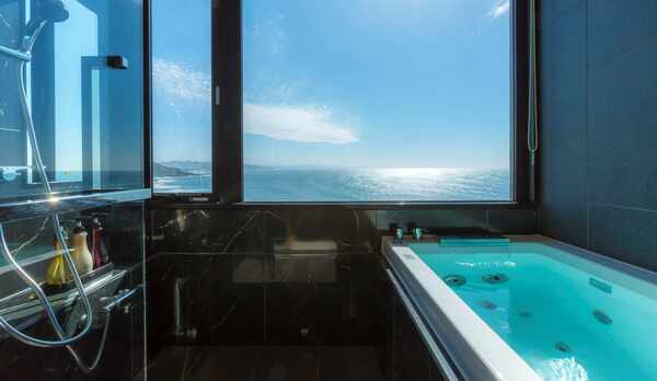 【最上階特別室「天海」】オーシャンビューの客室展望風呂からも、美しい海が一望できます。