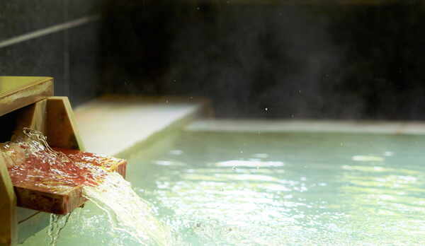 【温泉大浴場】大涌谷温泉からひいてきた自然の恵みを感じる白濁した温泉