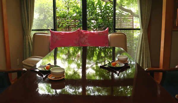 ♯和洋室-福寿　部屋食確約の二間続きの客室。1室はダイニングルームです。※庭園には面しておりません。