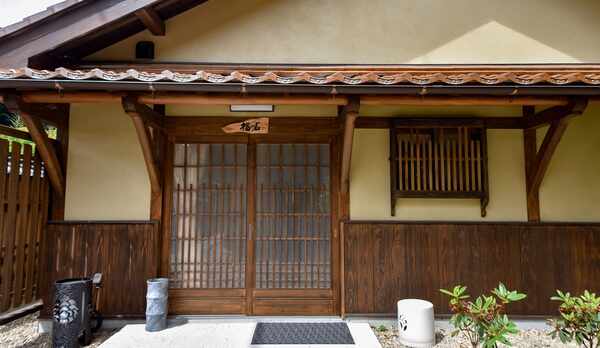 *【離れ】外観：多くの人に富をもたらした石見銀山の銀鉱石を「福石（福光石）」といいます。