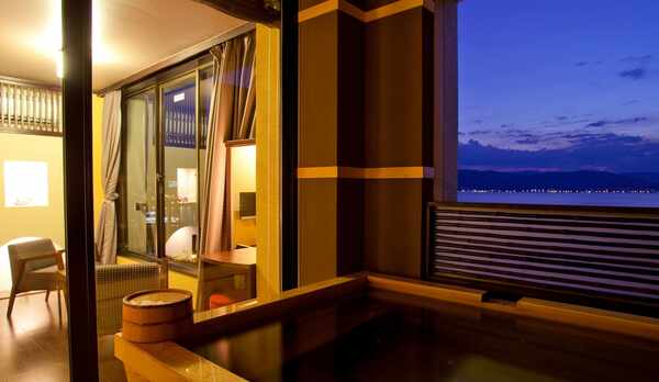 【セミスイート◇美湖の雫】客室露天風呂。たゆたゆとあふれる源泉につかりながら、諏訪湖を貸し切る贅沢。