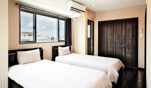 【デラックススイート】セカンドベッドルーム。広々空間に配置。大切なゲストをお・も・て・な・し♪