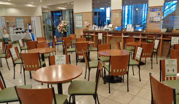 ロビー★コロナ対策万全！椅子間引き対応中