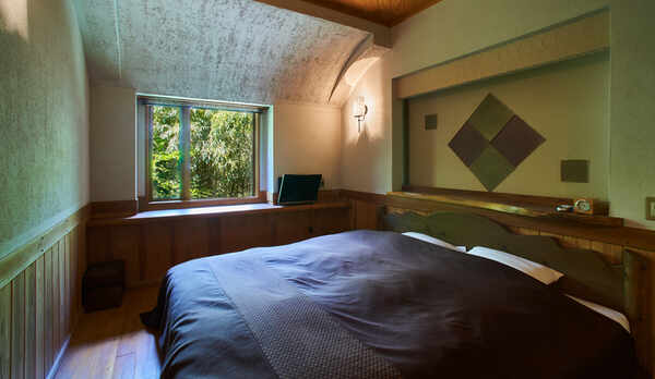 【特別室】もくれん・土の塗り壁のベッドルーム