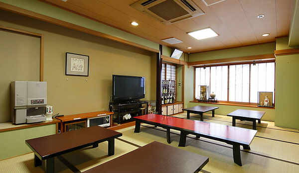 【1階＿食事処】朝・夕のお食事は、1階の食堂へお越しください。お寛ぎくださいませ