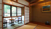 窓の外には神々の自然が。桜や新緑、秋には紅葉が望めます