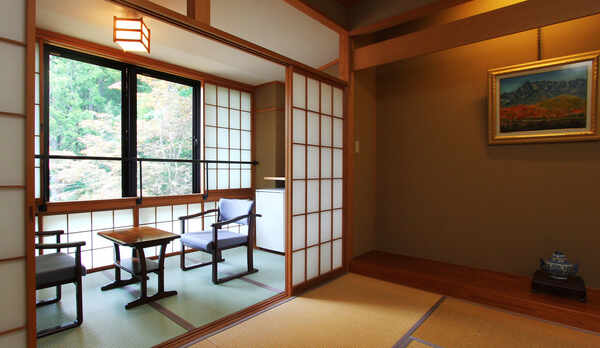 窓の外には神々の自然が。桜や新緑、秋には紅葉が望めます
