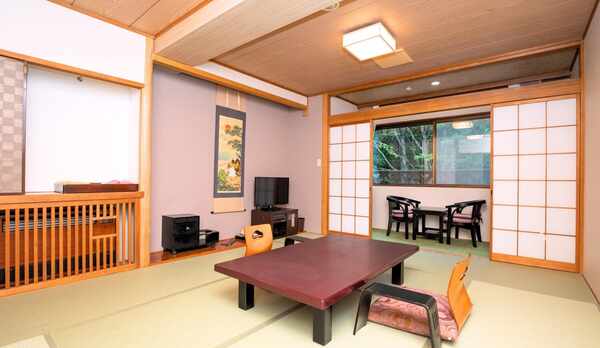和室10畳／無料WiFi完備。ユニットバス＆トイレ付き。