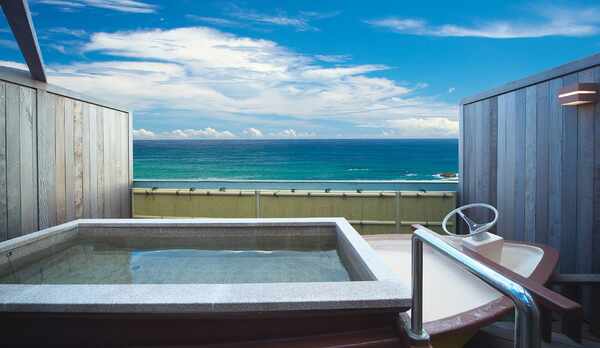 露天風呂「うみ」太平洋の大パノラマを楽しめます。子供が大喜びのハンドル付