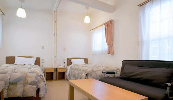 【ツイン】ソファとコーヒーテーブルもあり、ゆったりと過ごせます