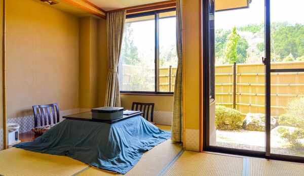  *花舞樹の館1階／掘りごたつのお部屋。 窓からの景色を眺めながらお部屋でぬくぬく。