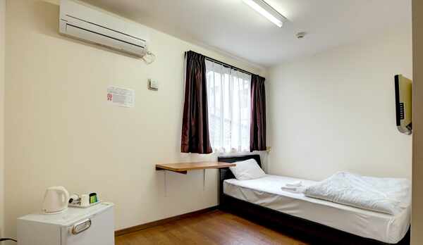 シングルルーム　13平米　バス&トイレ、エアコン、ＴＶ、冷蔵庫付き