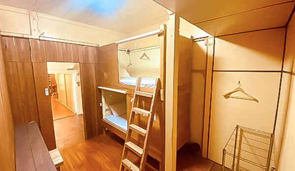 ・ツインルーム　2段ベッドとデスク＆椅子の付いた客室