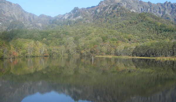 人気のパワースポット鏡池