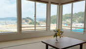 *客室一例／大きな窓から海を眺められる海側のお部屋。12.5畳で広々お過ごしになれます。