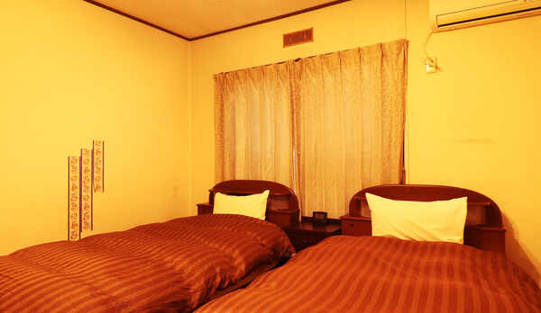 #別館ツイン 広々とご利用いただけるツインルームとなっております。夫婦やカップルのお客様に人気です。