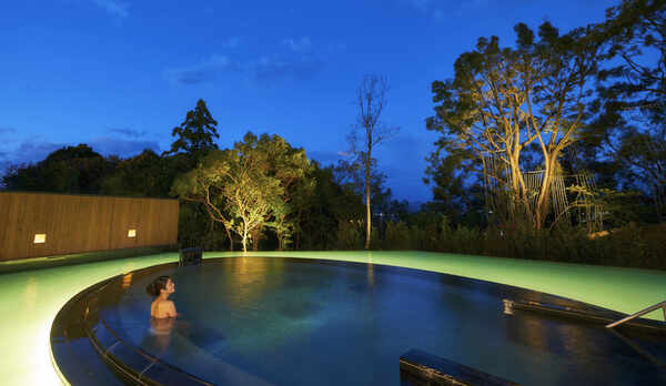 お風呂に浸かると心地よい開放感が味わえ、木々の香りと静かな水面に映り込む四季折々の風情が楽しめます。