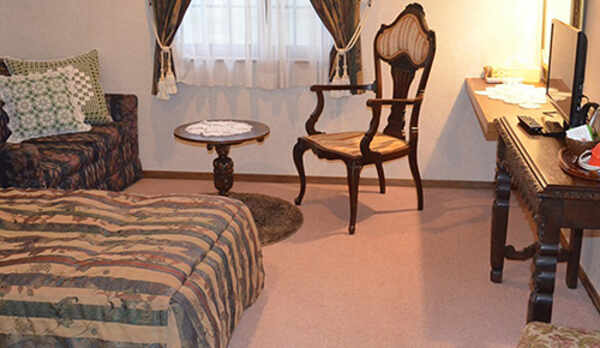 *クラシックツイン]英国製クラシック家具が配されたゆったり広めのお部屋