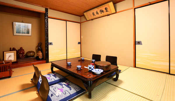 新館の広めのお部屋です。ご家族でもゆったりお過ごしいただけます。 