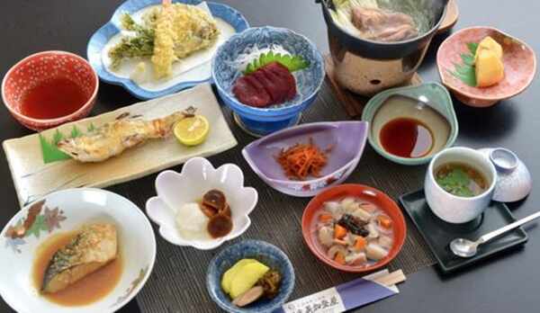 *夕食一例／会津名物の桜刺しや地元で採れる山菜・きのこを使った郷土料理。