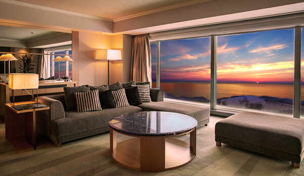 ■G8サミットスイート-91㎡以上-■［リビングルーム］ 雄大な洞爺の大自然に心洗われるひと時