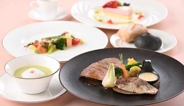 お肉料理とお魚料理を、盛り合わせでお楽しみいただける春のディナーコース。【2022年春】