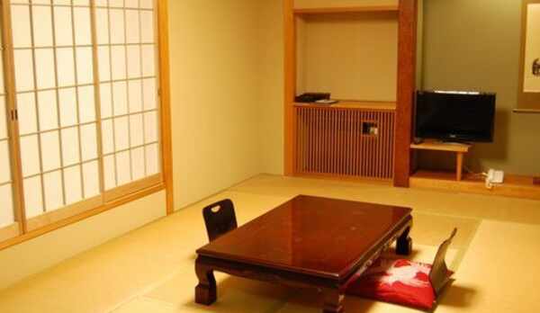 落ち着いた雰囲気の和室　客室一例　５