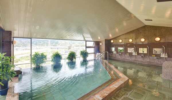 *【伊豆石展望大浴場】窓の外には狩野川とのどかな風景が広がっています。