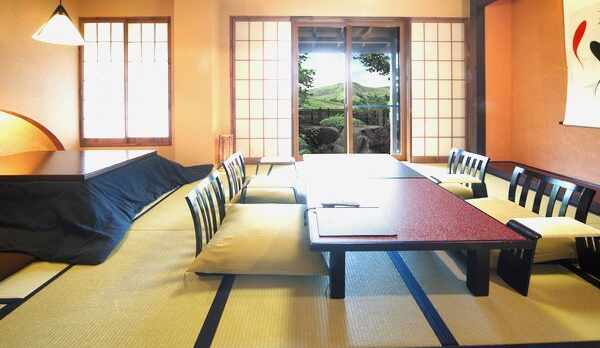 御部屋鈴蘭から蓼科の山々を望む