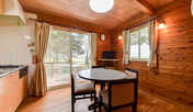 *【コテージ内観】木の温もりを感じられるお部屋になっています。テラス付なので外でのお食事も可能です！