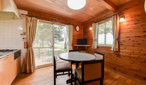*【コテージ内観】木の温もりを感じられるお部屋になっています。テラス付なので外でのお食事も可能です！